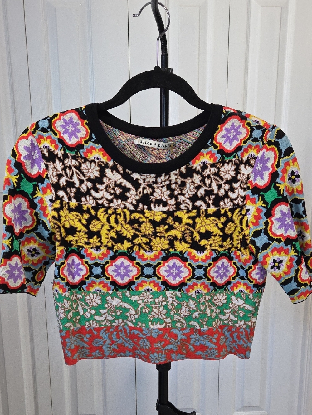 Sz S Alice + Olivia Cropped, Short Sleeved Sweater